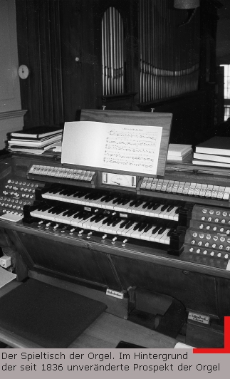 Der Spieltisch der Orgel. Im Hintergrund der Orgel